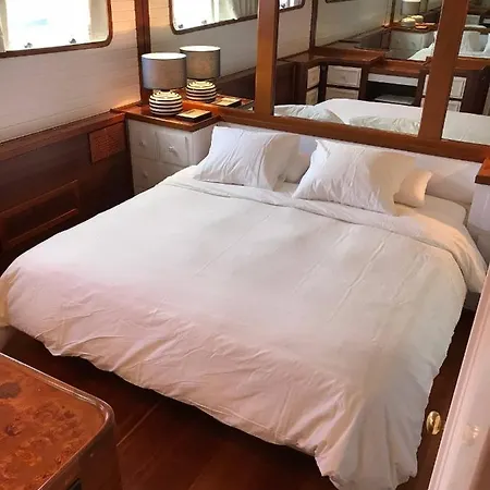 Toro Hotel en barco *