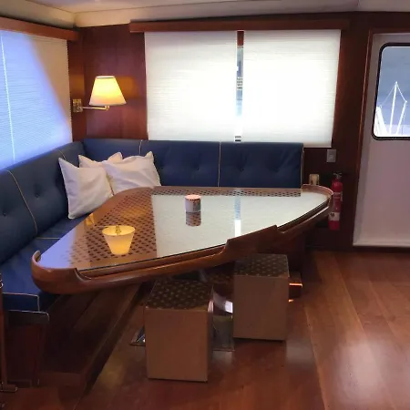 Hotel en barco Toro Barcelona